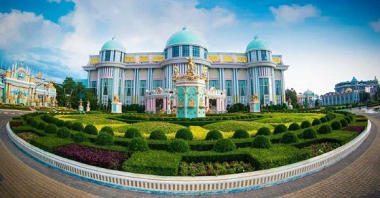 Lâu đài tỷ phú Baan Sukhawadee Lâu đài tỷ phú Baan Sukhawadee