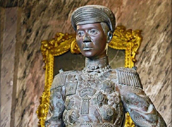 Chiêm ngưỡng tượng đồng vua Khải Định trong lăng