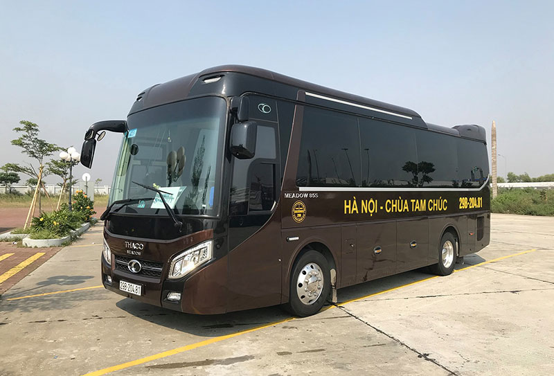 Xe limousin chạy từ Hà Nội về chùa Tam Chúc  